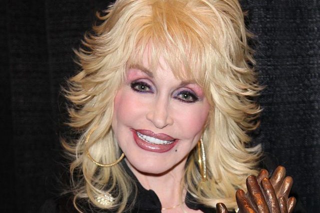 Dolly Parton Height Weight Shoe Size Body Measurements