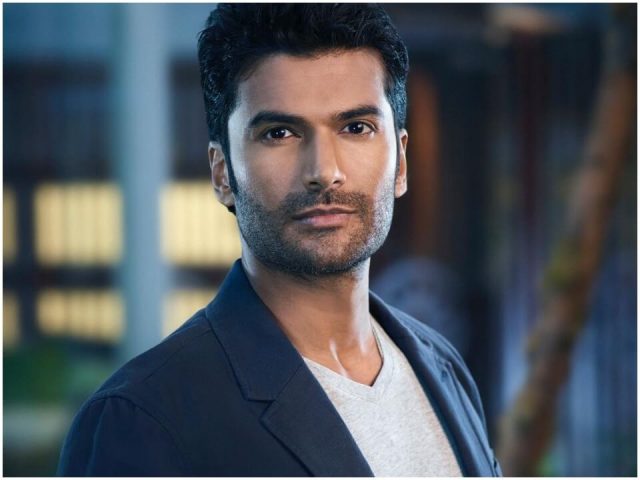 Sendhil Ramamurthy Height Weight Shoe Size Body Measurements